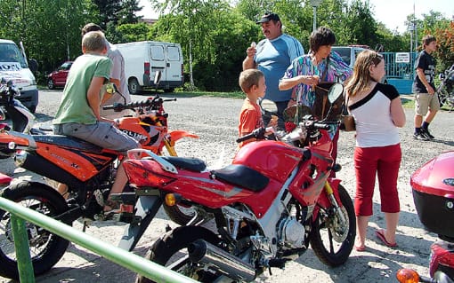 Fiatalabb-idősebb-szívesen-ismerkedett-a-divatos-robogokkal
