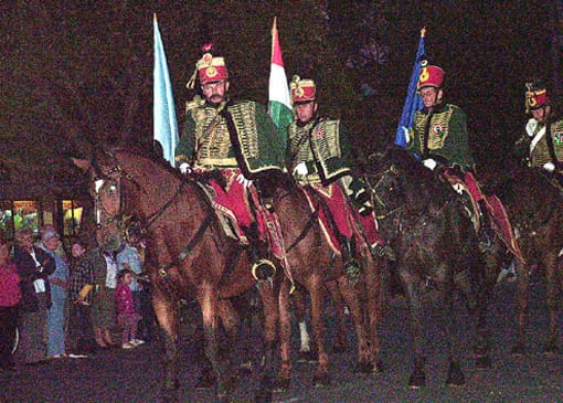 Hagyományőrző-huszárok-bevonulása