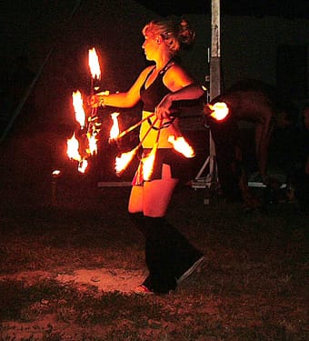 Hestia-fény-és-tűzzsonglőr-show-részlet
