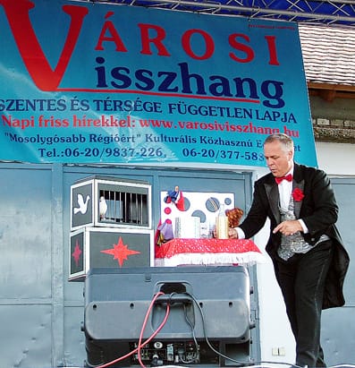 Molnár-Imre-bűvész-a-színpadon