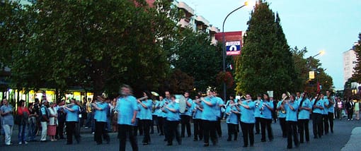 A Városi-Fúvószenekar-felvonulása