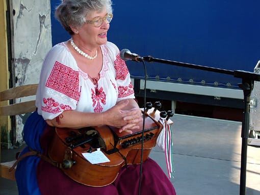 Zöldi-Lászlóné-tekerőn-játszott