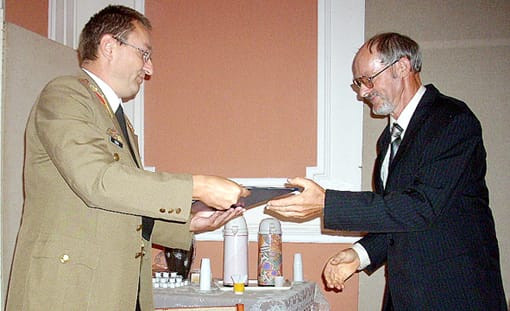 Az-elismerő-oklevél-átadása