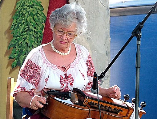 Zöldi-Lászlóné Katika -tekerőn-játszik