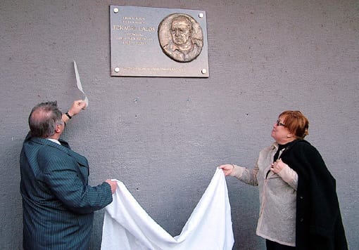 Az-emléktáblát-Szirbik-Imre-polgármester-és-Takácsné-Boglárka-a-művész-lánya-leplezte-le