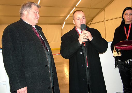 Szirbik-Imre polgármester és-ifj-Magyar-József-tulajdonos az-avató-pillanataiban