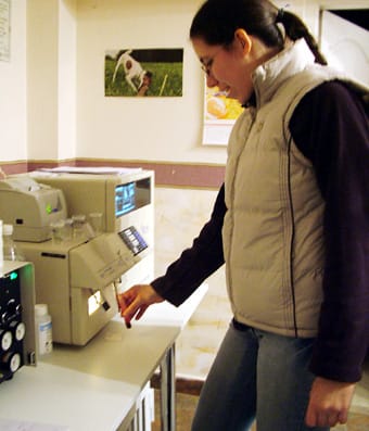 Dr-Berényi-Adrienn-vérvizsgálatot-végez-a-laborautomatával