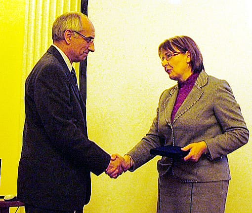 Dr. Berente Lászlónak dr. Gyenes Ágota adja át az elismerést