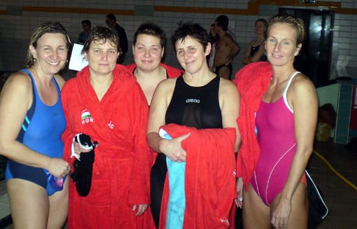 Hölgykoszorú az uszodában