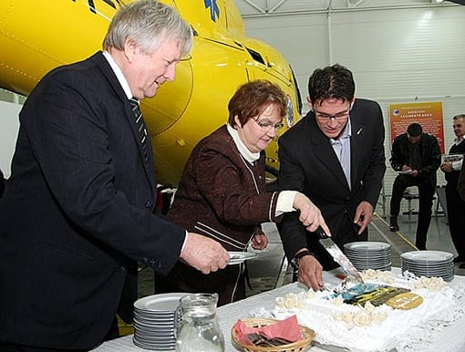 Az ajándék ünnepi torta felszeletelése közben