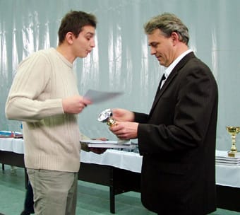 Bíró Dániel edző veszi át az elismerést
