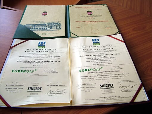 Fent a szaktárca által adományozott Magyar Agrárgazdálkodási Minőségi Díj, lent az EUREPGap európai tanúsítvány látható.