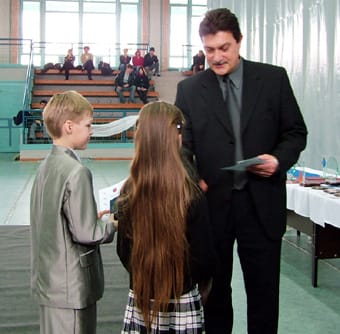 Díjátadó Huszta Péter.