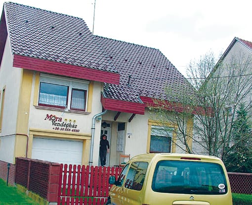Móra Vendégház bejárat