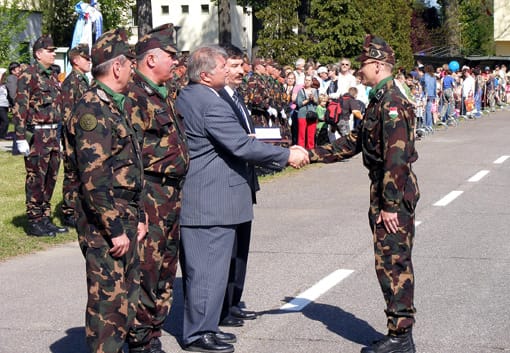 A polgármester jutalmakat ad át.