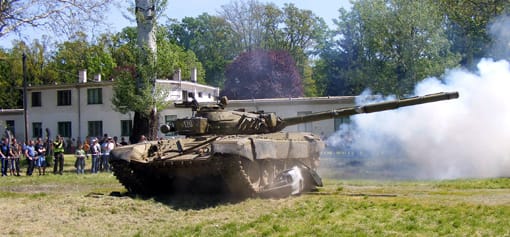 Bemutatkozik a T-72-es harckocsi.