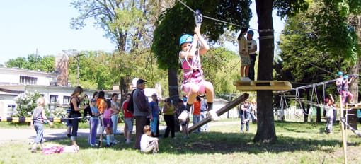 Gyerekek és a kalandpark.
