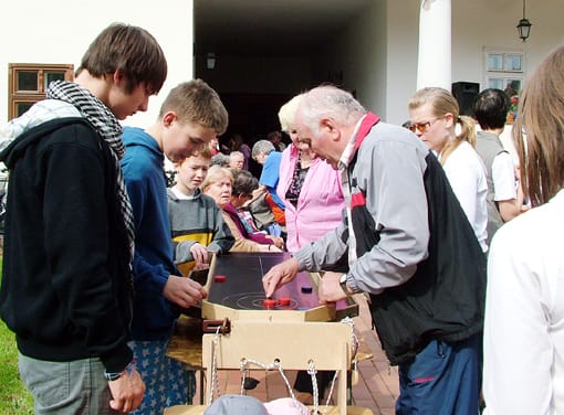 A gyerekeket mindig édekli Kovács Iván különleges asztalifocija.
