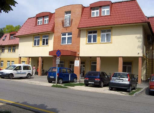 Bejárat a Sürgősségi felől.