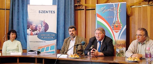 Vukovich Sándorné vállalkozó, Móra József bizottsági elnök, Szirbik Imre polgármester és Horváth István képviselő, a CSMIK területi elnöke