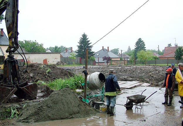 A bővítési munkálatok megkezdődtek a bölcsőde udvarán