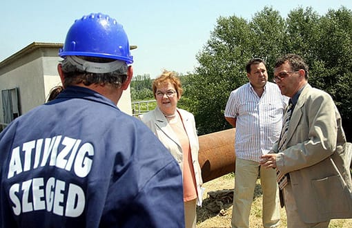 Magyar Anna, a védelmi bizottság elnöke szakemberekkel konzultál a bel- és árvízi védekezésről