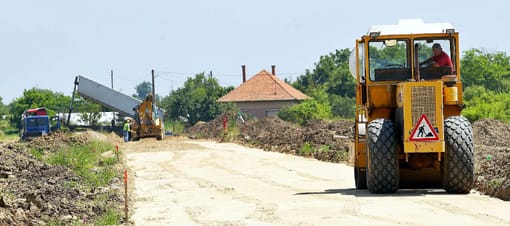 A munkagépek most is dolgoznak.