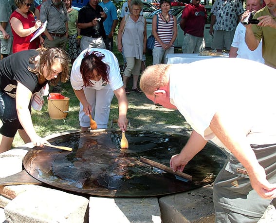 A 148,5 cm átmérőjű sütőlemez egyenletes olajozása