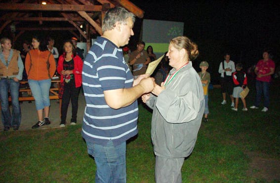 Dr Kós György polgármester adja át a díjakat
