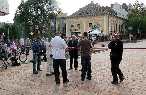 Szalagátvágás