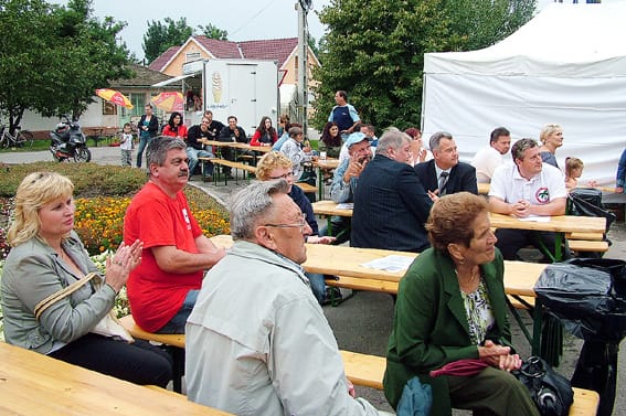 A rendezvény kezdete. Polgármester-jelöltek a közönség között