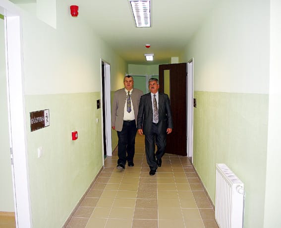 Dr Kós György polgármester és Farkas Sándor országgyűlési képviselő a megújult folyosón