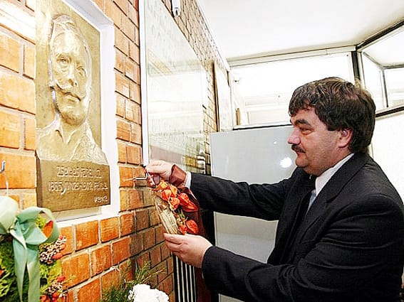 Emléktábla megkoszorúzása