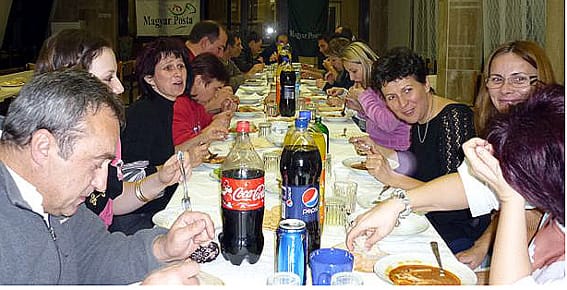Közben a finom vacsora is elkészült, halászlé és túróscsusza