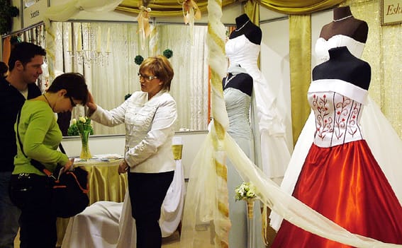 A Daisy esküvői ruhaszalon standján