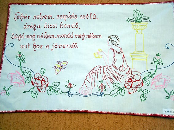 A fevédők, mint használati tárgy, magyarnóta szövegekkel.