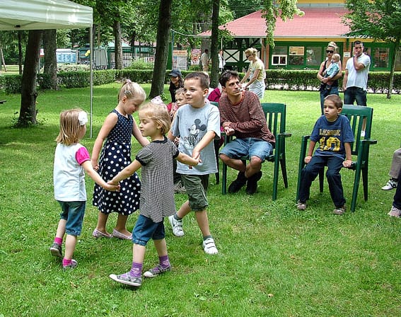 A strand zöld gyepén táncra perdülők