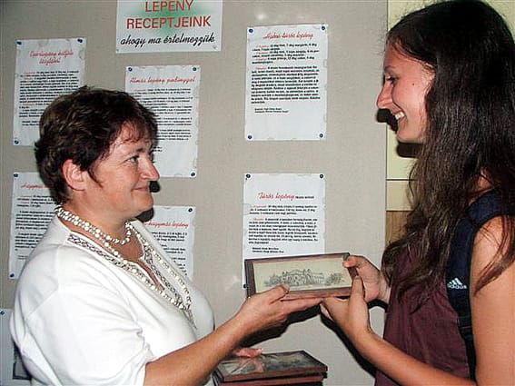 Szűcs Brigitta pályázó Dömsödi Teréz főszervezőtől átveszi az ajándékot