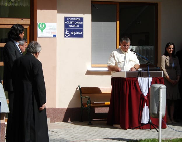 Avató ünnepség dr. Kós György polgármester beszél