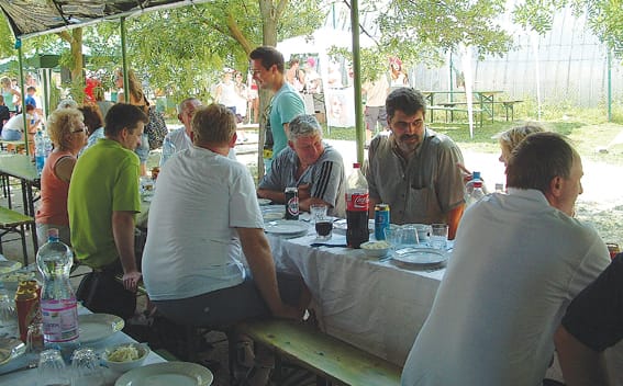 Csongrádi és szentesi képviselők egy csoportja a fáradalmakat piheni.