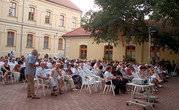 Az augusztusi hangverseny kezdetén