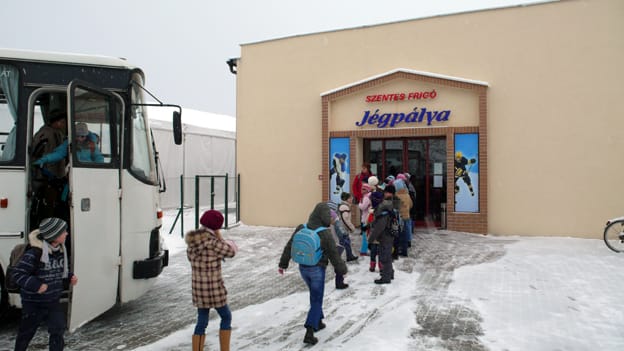 Külön buszjárat hozza a gyerekeket az iskolákból korcsolyázni napjainkban.