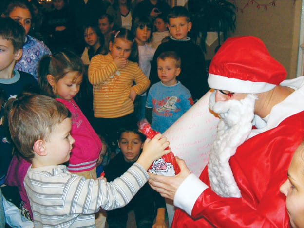 A gyerekek csomagot kaptak a Mikulástól.