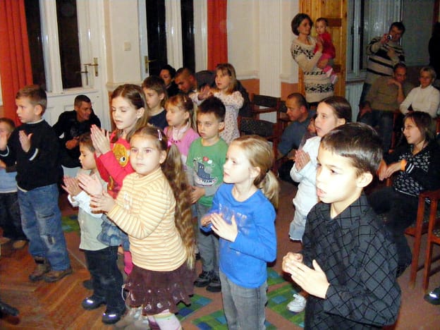 A gyerekek élvezettel vettek részt a közös éneklésben.