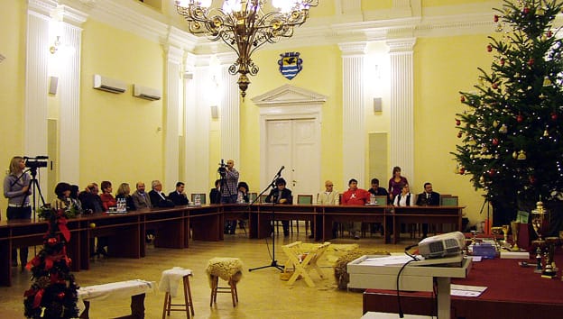 A terem a résztvevőkkel