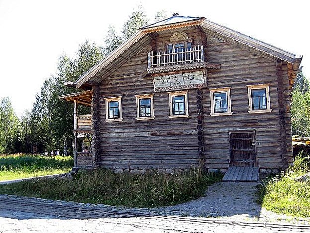 Korabeli stílusra helyreállított lakóház.