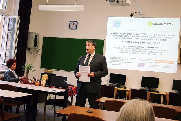 Karikó-Tóth Tibor igazgató mutatja be a jelenlévőknek a projektet.