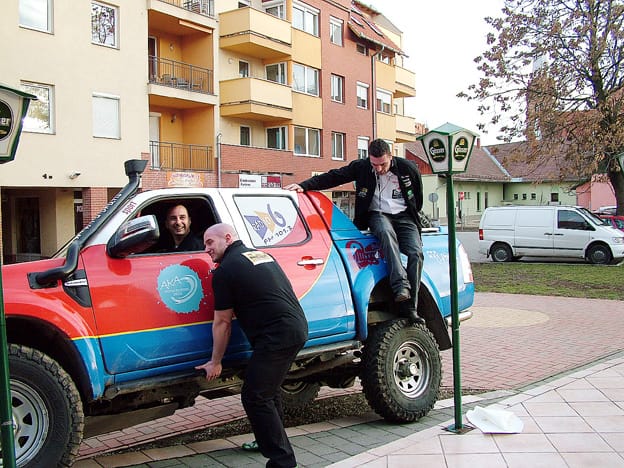 Deák István az autóban, Sinka Zsolt, aki felemeli, Kőváry Barna hátul.