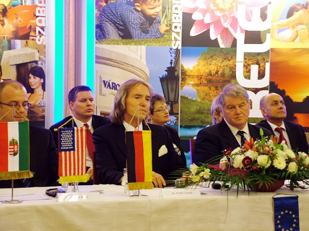 Katos Zsot, dr. Wolf Vierich és Szirbik Imre háttérben Vitala csoport szakemberei.