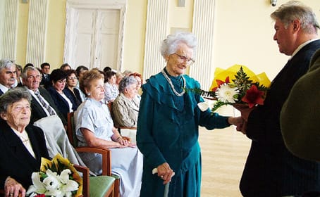 Szirbik Imre dr. Imre Ernőné tanárnőt köszönti.